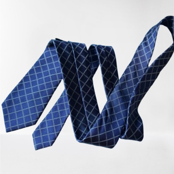 DKNY Silk Tie Navy Blue & White Plaid 60"L x 3"W - Picture 4 of 7